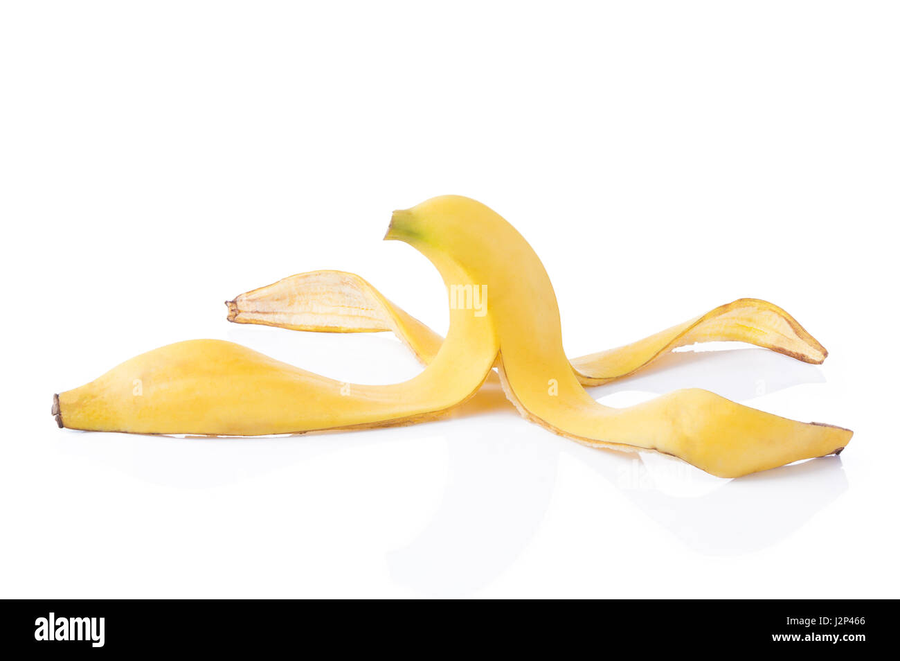 Geschälte gelbe Bananenschale auf weißem Hintergrund mit Licht Schatten und Reflexion Stockfoto