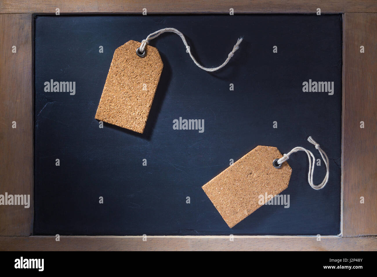 Leere Kork Stichwörter auf kleinen Tafel mit Holzrahmen, hart Beleuchtung mit Schlagschatten Stockfoto