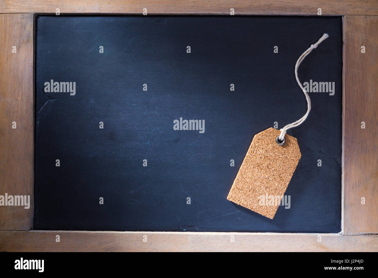 Einzigen Kork-Tag auf kleinen Tafel mit vielen Textfreiraum, harte Seite Beleuchtung für dramatische und Retro-Gefühl Stockfoto