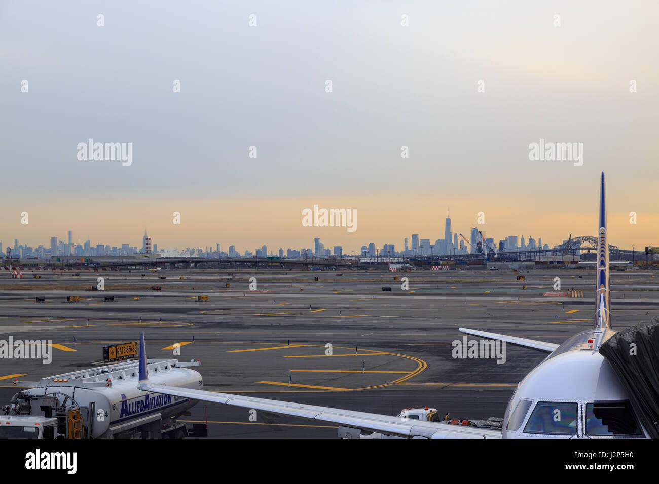 Newark Airport, Newark, NJ - 31. Dezember 2016: United Airlines Flugzeug im Newark Flughafen mit New York Silhouette Stockfoto