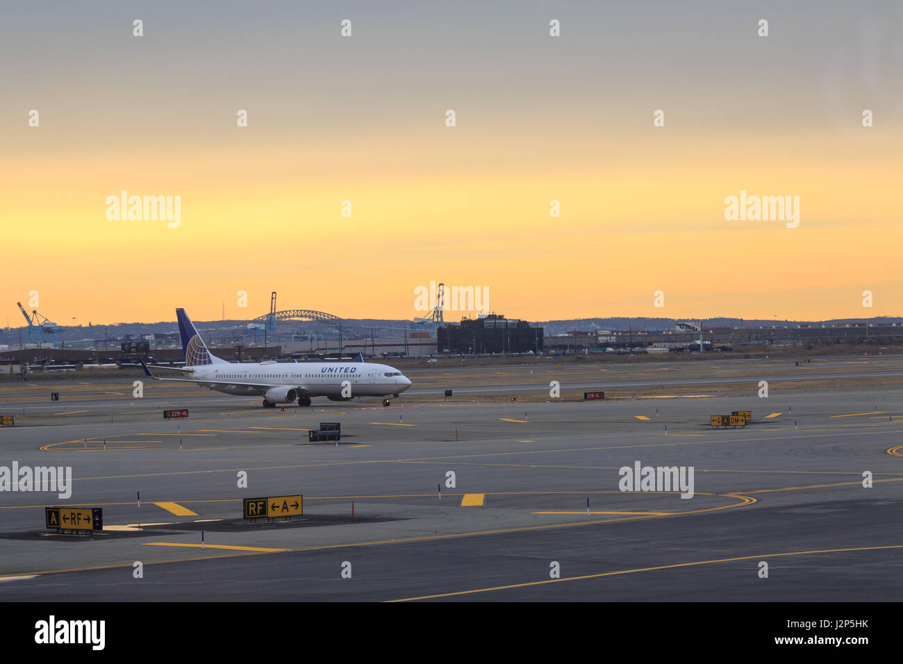 Newark Airport, Newark, NJ - 31. Dezember 2016: United Airlines Flugzeug auf dem Flughafen Newark. Stockfoto