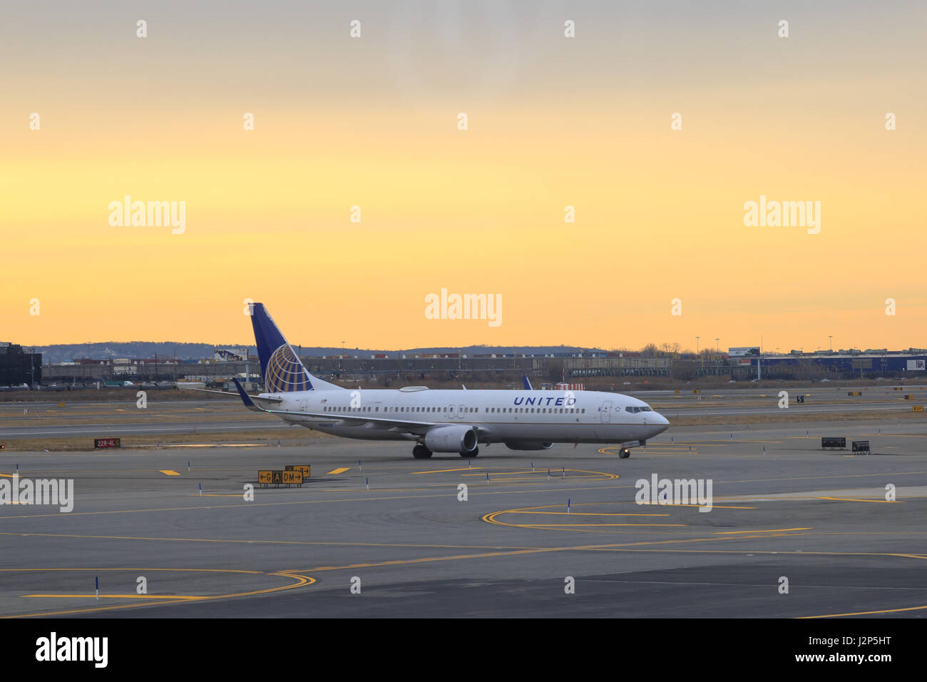 Newark Airport, Newark, NJ - 31. Dezember 2016: United Airlines Flugzeug auf dem Flughafen Newark. Stockfoto