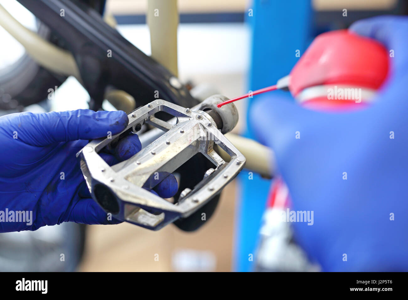 Schmieren das Pedal am Fahrrad. Fahrrad, Reparatur und Wartung. Fahrradzubehör, Vorbereitung der ein Fahrrad zu fahren. Fahrrad-Service, Pedal Wartung. Stockfoto