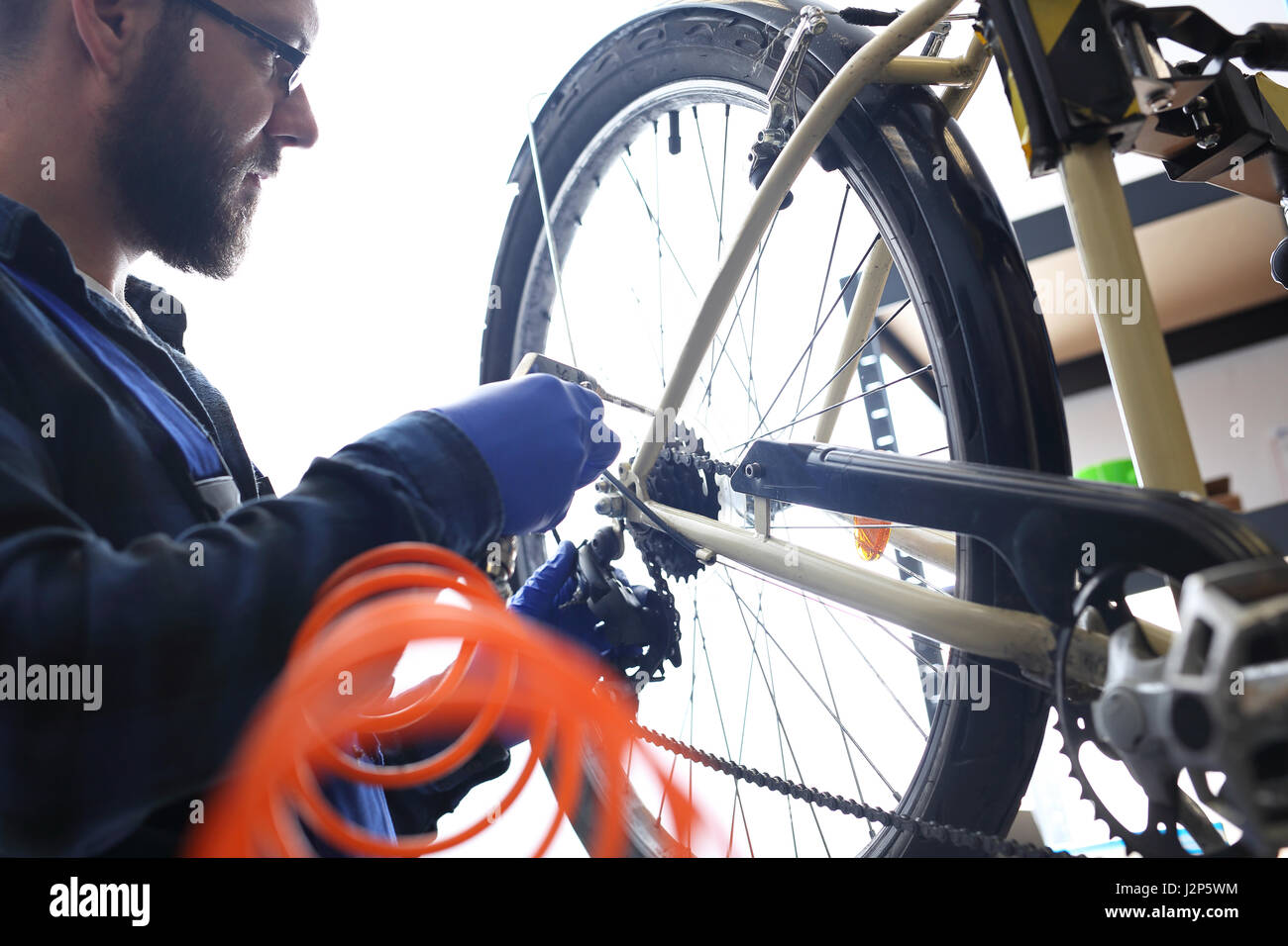 Fahrrad-Service. Bereiten Ihr Fahrrad für die Radsport-Saison. Reinigen das Fahrrad. Fahrradreparatur. Reinigen Ihr Fahrrad mit Druckluft. Radsport-Saison c Stockfoto