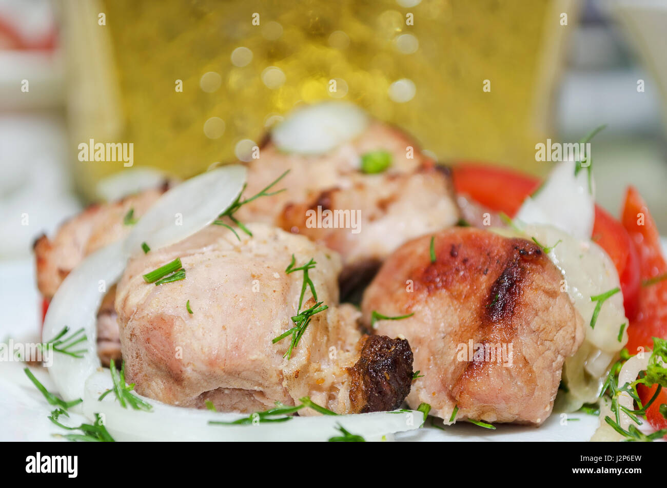Schaschlik auf Teller mit Paprika und Zwiebeln. Selektiven Fokus Stockfoto