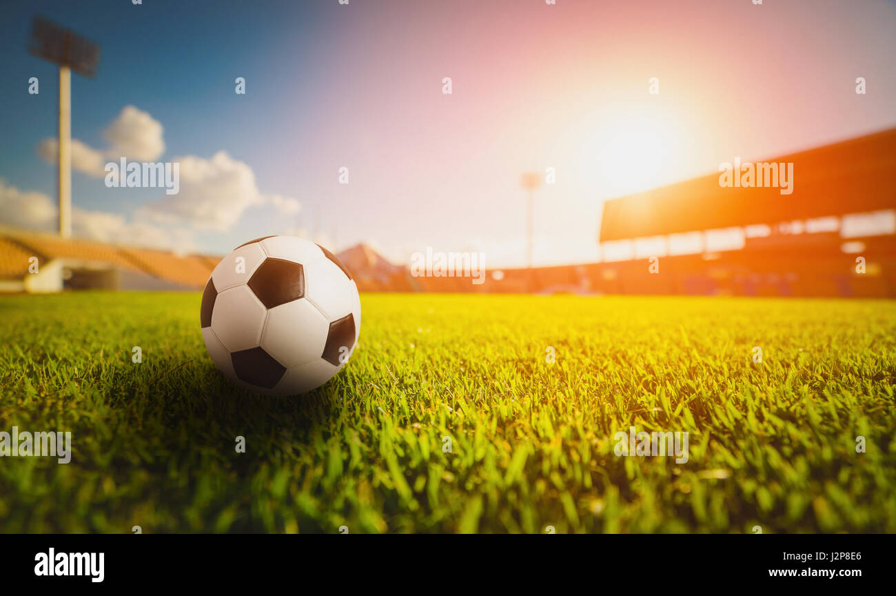 Fußball auf dem Rasen Rasen im Fußballstadion, Sonnenuntergang
