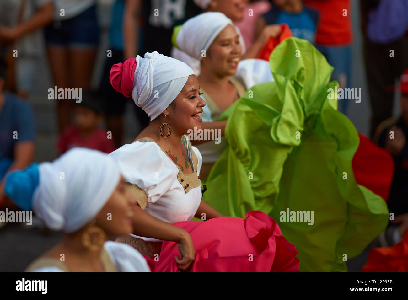 Gruppe von Tänzerinnen Afrika Abstammung (Afrodescendiente) an der jährlichen Carnaval Andino Con la Fuerza del Sol in Arica, Chile. Stockfoto