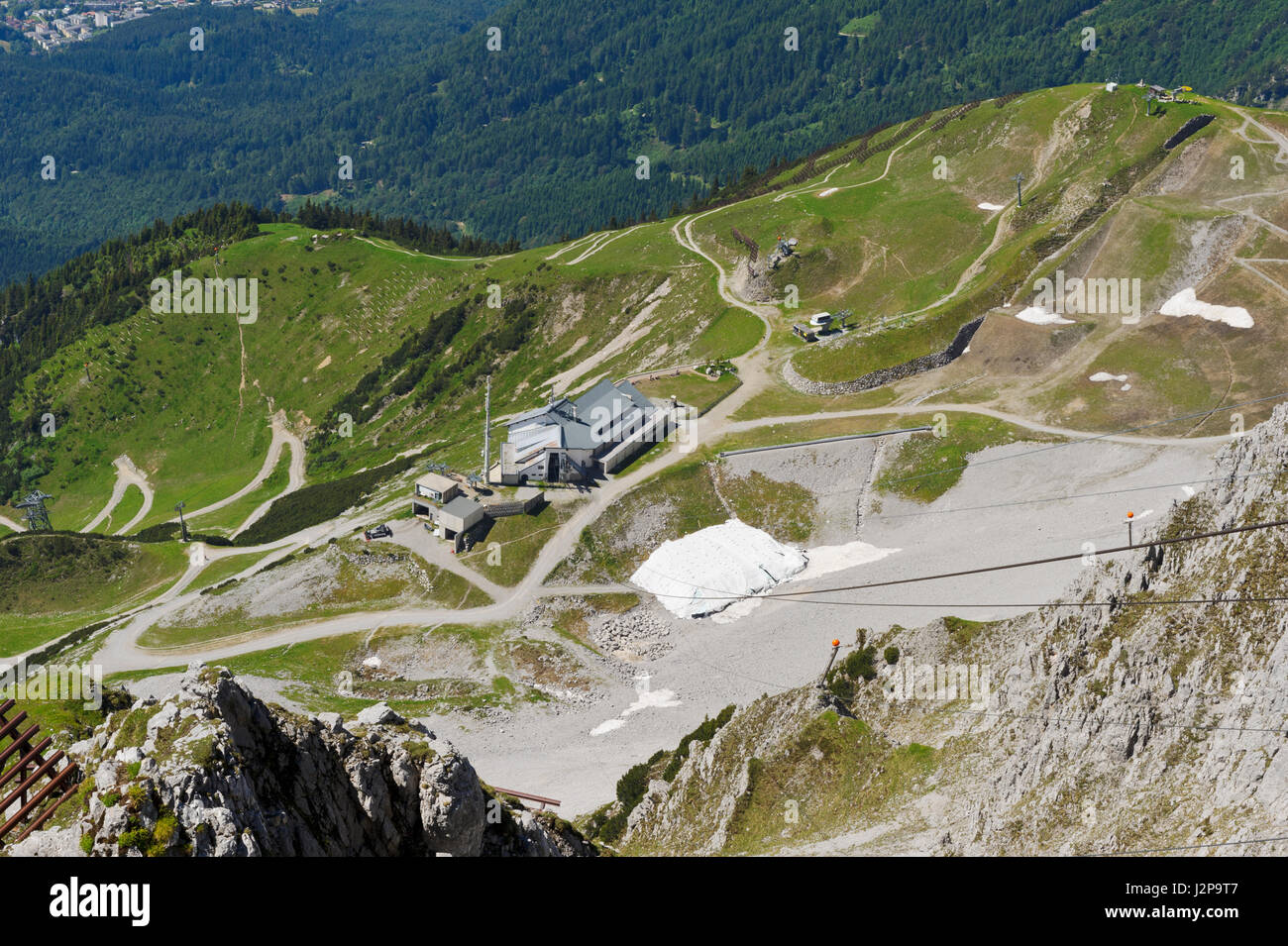 Eine Panoratmic-Ansicht mit der Seegrube Cable Car Station unten, Tirol, Österreich Stockfoto