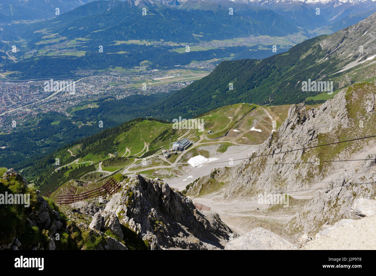 Eine Panoratmic-Ansicht mit der Seegrube Cable Car Station unten, Tirol, Österreich Stockfoto