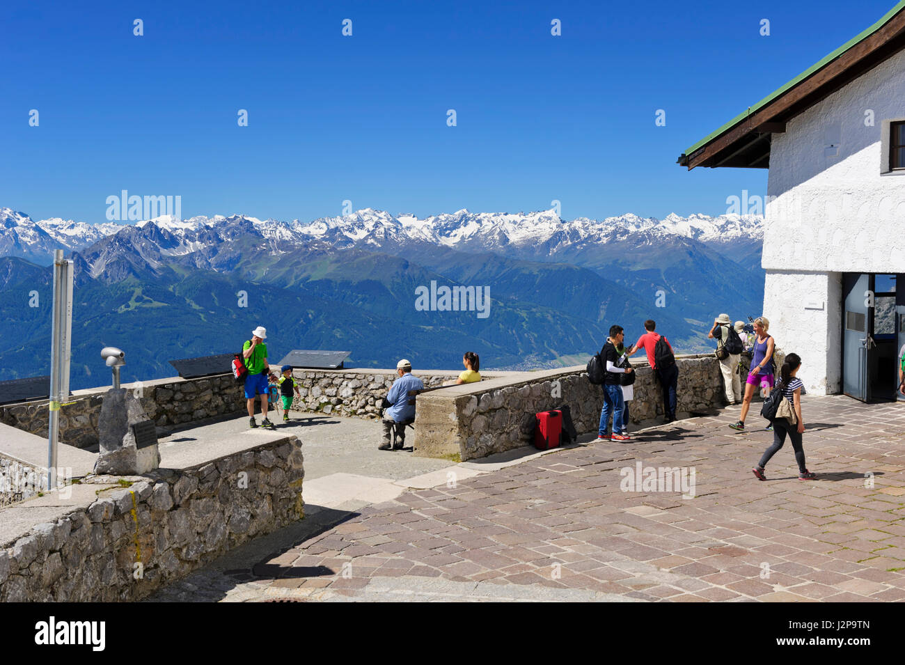 Menschen genießen die wunderschöne Aussicht von der Hefelekar Cable Car Station, Tirol, Österreich Stockfoto