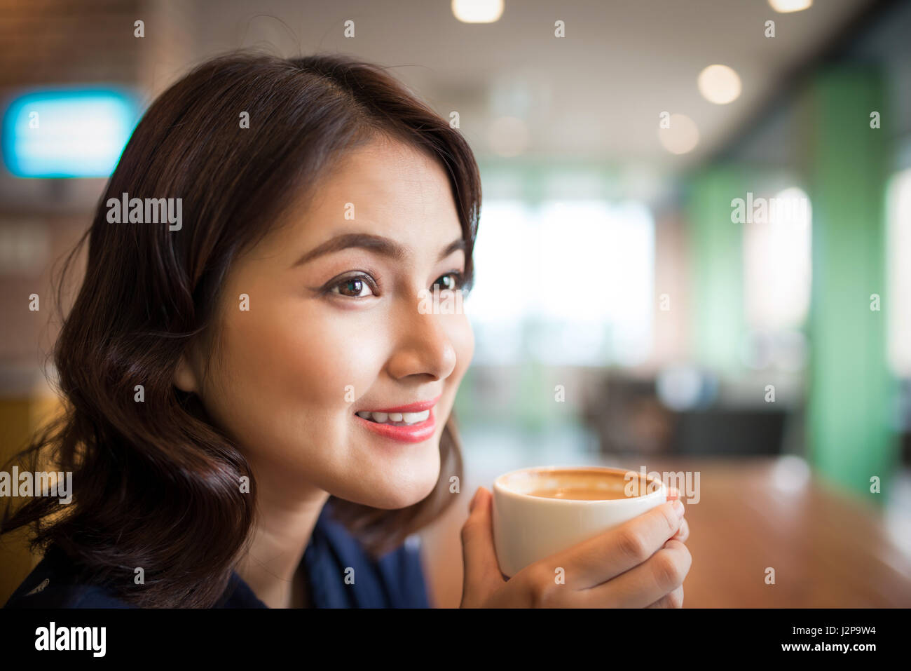 Porträt der attraktive junge asiatische Frau Kaffee trinken Stockfoto