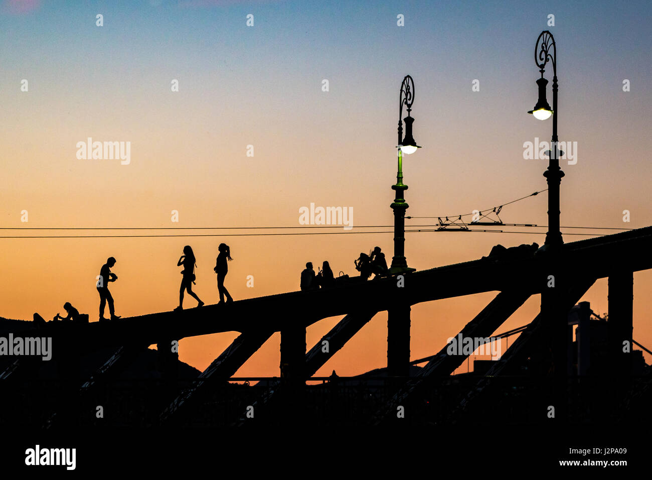 Menschen klettern im Sommer auf die geschlossene Freiheitsbrücke (Szabadsàg) in Budapest, Ungarn Stockfoto