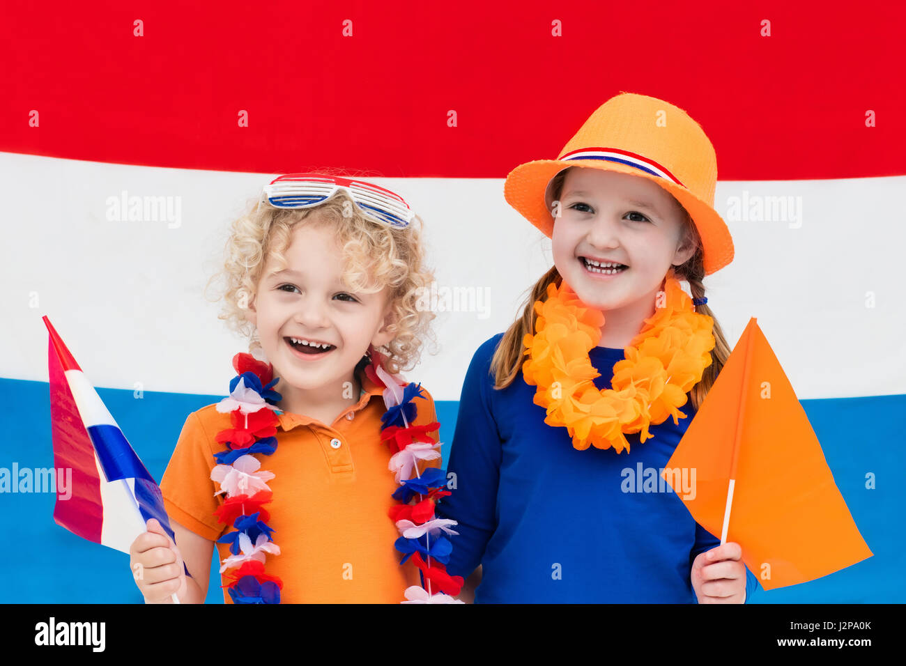 Kleinen holländischen Jungen und Mädchen tragen Land Symbole  feiern-King-Tag. Kinder unterstützen Holland-Sport-Team. Kinder aus den  Niederlanden. Junge Sportart fa Stockfotografie - Alamy