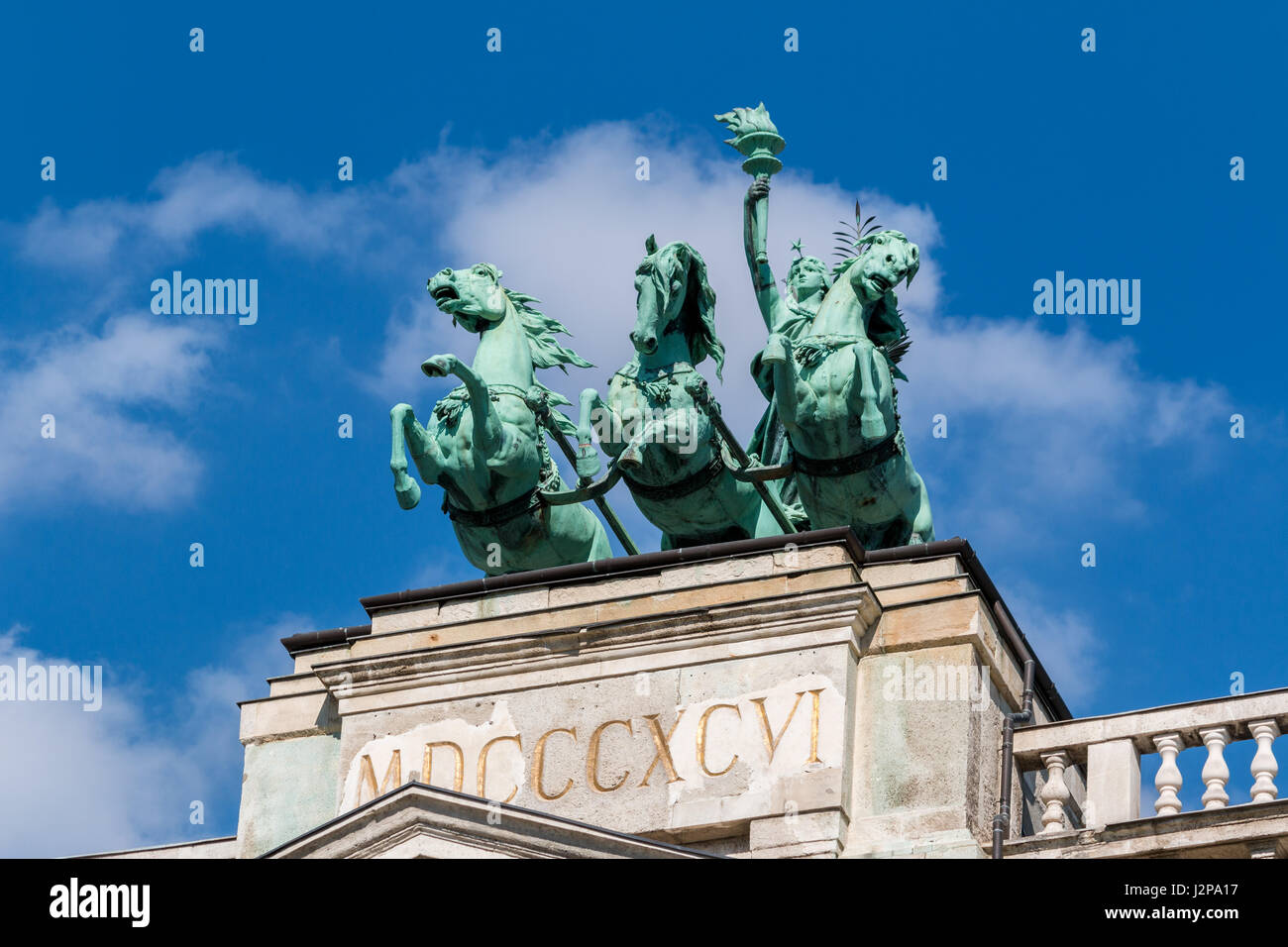 Die Reiterstatue des Veritas auf der Palast der Justiz (heute das Ethnographische Museum) in Budapest. Stockfoto