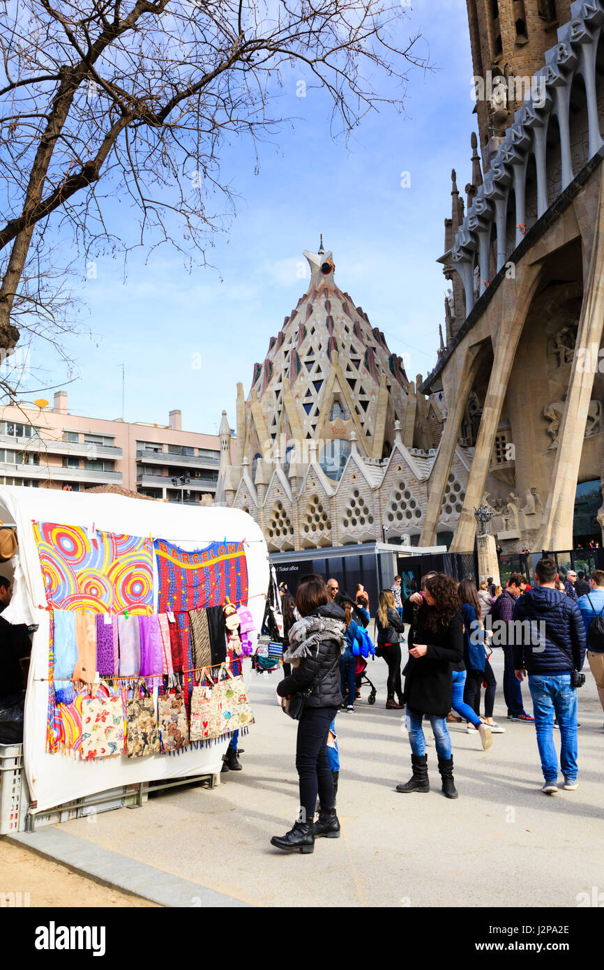 Marktstand mit Souvenirs außerhalb Gaudis La Sagrada Familia, Barcelona, Spanien. Stockfoto