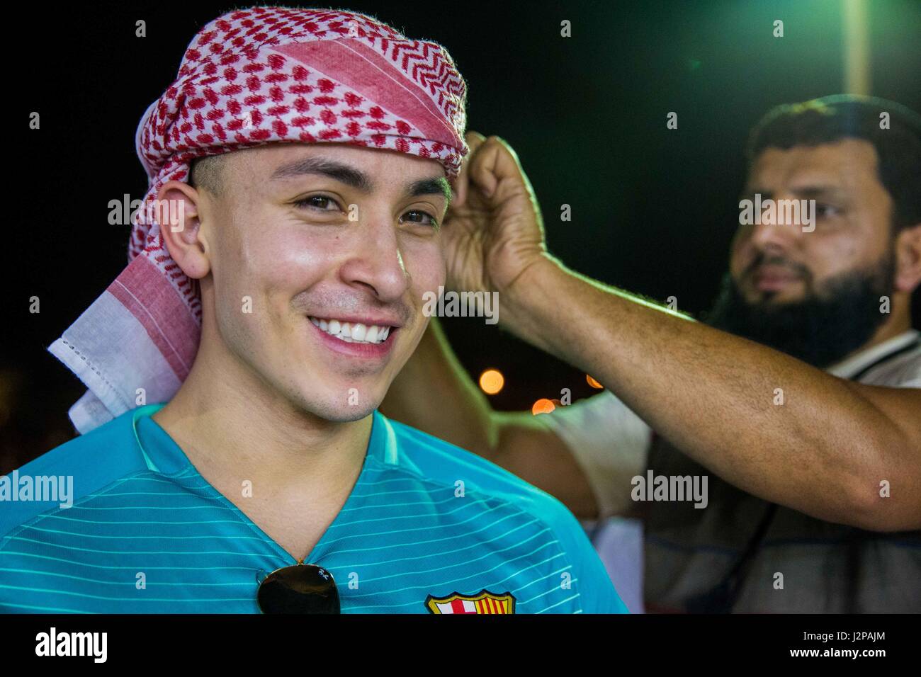 Vereinigte Arabische Emirate (19. März 2017) U.S. Marine CPL. Jesus Oliveros, Referendar mit dem 11. Marine Expeditionary Unit (MEU) posiert für ein Foto während ein lokalen Anbieter auf traditionelle Kopfbedeckung getragen von nahöstlichen Männer während der 11. MEU Hafen Besuch in den Vereinigten Arabischen Emiraten, März 19 setzt. Portbesuche geben Marines die Möglichkeit, verschiedene Kulturen erleben und interagieren mit den lokalen Gemeinden im Einsatz. Die Makin Island amphibische bereit Group/11th MEU ist derzeit in den USA bereitgestellt 5. Flotte Bereich der Maßnahmen zur Erhöhung der regionalen Sicherheit und Stabilität. (US-Ma Stockfoto Vereinigte Arabische Emirate (19. März 2017) U.S. Marine CPL. Jesus Oliveros, Referendar mit dem 11. Marine Expeditionary Unit (MEU) posiert für ein Foto während ein lokalen Anbieter auf traditionelle Kopfbedeckung getragen von nahöstlichen Männer während der 11. MEU Hafen Besuch in den Vereinigten Arabischen Emiraten, März 19 setzt. Portbesuche geben Marines die Möglichkeit, verschiedene Kulturen erleben und interagieren mit den lokalen Gemeinden im Einsatz. Die Makin Island amphibische bereit Group/11th MEU ist derzeit in den USA bereitgestellt 5. Flotte Bereich der Maßnahmen zur Erhöhung der regionalen Sicherheit und Stabilität. (US-Ma Stockfoto