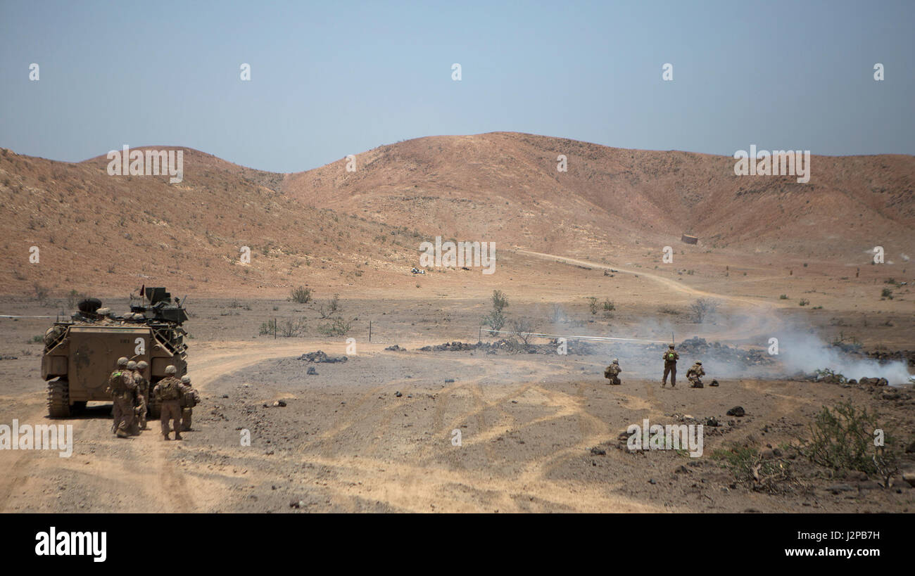Die US-Marines der 24. Marine Expeditionary Unit führen am 8. April 2017 während der Übung Alligator Dagger 17 einen mechanisierten Angriff in Arta Beach in Djibouti durch, um die multilateralen Fähigkeiten zur maritimen Sicherheit mit Partnern im Einsatzgebiet der 5. US-Flotte zu verbessern. Stockfoto