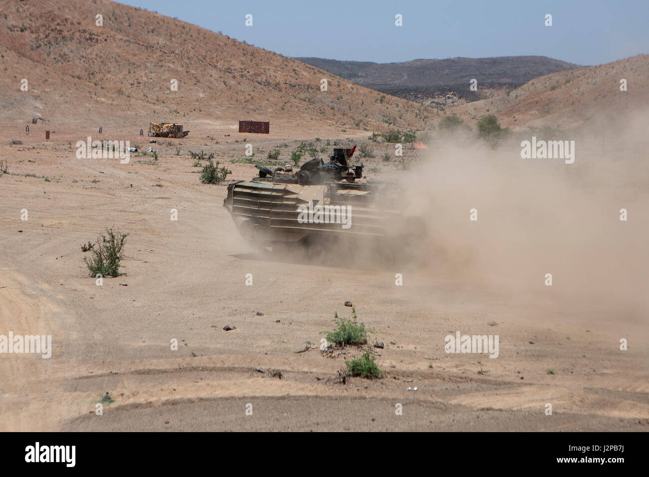 Ein amphibisches Angriffsfahrzeug der 24. Marine Expeditionary Unit stürzt während eines mechanisierten Überfalls in Arta Beach, Djibouti, im Rahmen der Übung Alligator Dagger 17 vor, um multilaterale Fähigkeiten und maritime Sicherheitsoperationen zur Unterstützung der 5. US-Flotte am 8. April 2017 zu verbessern. Stockfoto
