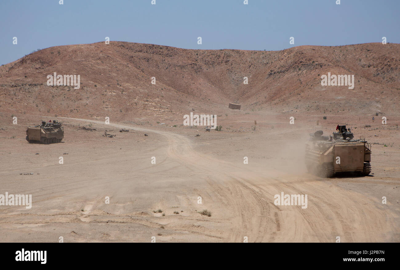 Amphibische Angriffsfahrzeuge der 24. Marine Expeditionary Unit führen während der Übung Alligator Dagger 17 einen mechanisierten Angriff am Arta Beach in Dschibuti durch, um multilaterale Fähigkeiten zu verbessern und maritime Sicherheitsoperationen zu unterstützen. Stockfoto
