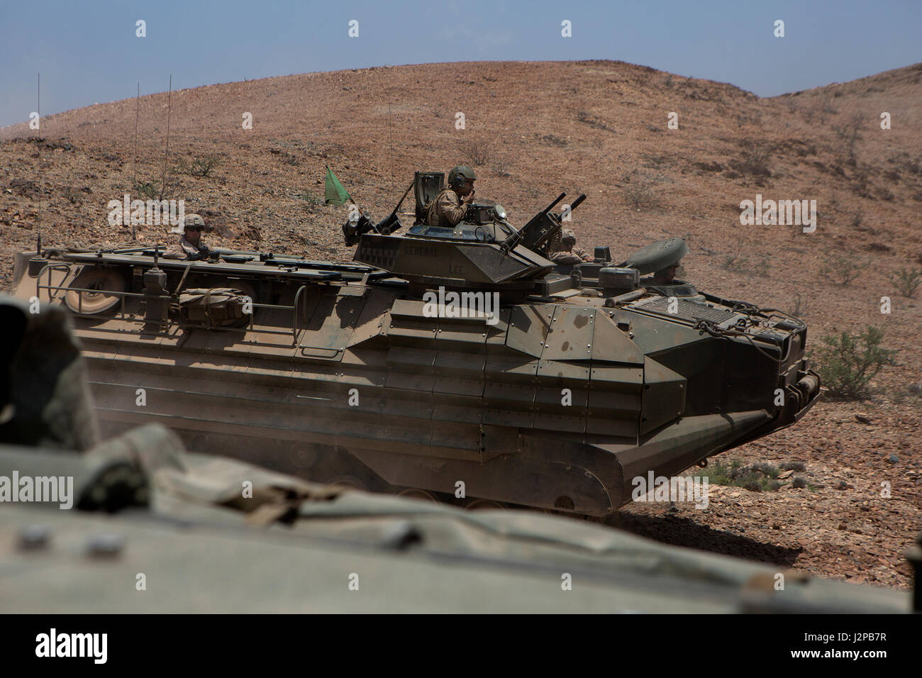 Amphibische Angriffsfahrzeuge der 24. Marine Expeditionary Unit führten am 8. April 2017 während der Übung Alligator Dagger 17 einen mechanisierten Angriff in Arta Beach in Djibouti durch. Durch diese Übung wurden die multilateralen Fähigkeiten verbessert und die Maßnahmen zur Gefahrenabwehr im Seeverkehr im Einsatzgebiet der 5. US-Flotte unterstützt. Stockfoto