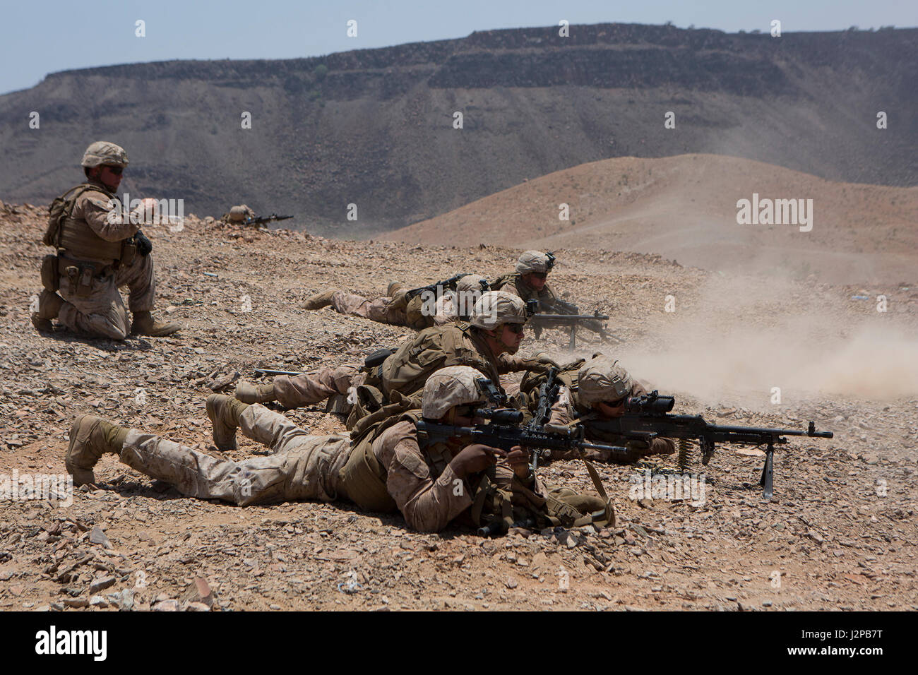 Die US-Marines führen mit der 24. MEU einen mechanisierten Angriff am Arta Beach in Djibouti durch, während der Übung Alligatordolch 17. Die Übung verbessert die multilateralen Fähigkeiten und unterstützt die Maßnahmen zur Gefahrenabwehr im Seeverkehr im Gebiet der 5. US-Flotte, wodurch die Zusammenarbeit mit regionalen Partnern und Verbündeten gestärkt wird. Stockfoto