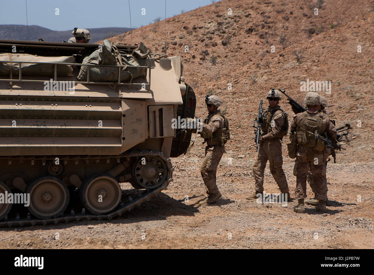Die US-Marines mit der 24. Marine Expeditionary Unit besteigen ein amphibisches Angriffsfahrzeug, nachdem sie während der Übung Alligator Dagger 17 einen mechanisierten Angriff in Arta Beach, Dschibuti, durchgeführt hatten. Stockfoto
