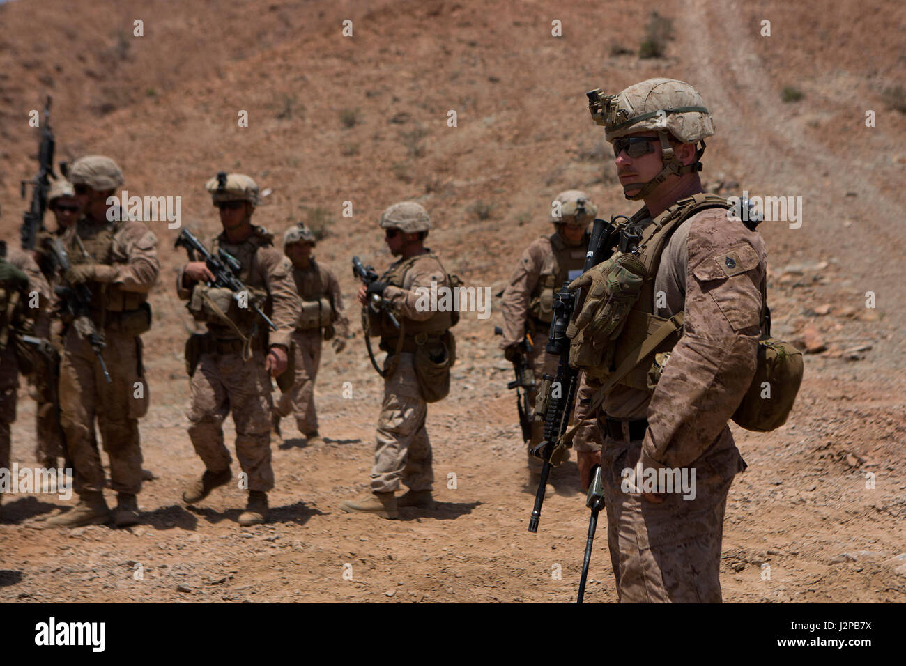 Die Marines mit der 24. Marine Expeditionary Unit kehrten zu einem amphibischen Angriffsfahrzeug zurück, nachdem sie während der Übung Alligator Dagger 17 einen mechanischen Angriff in Arta Beach, Djibouti durchgeführt hatten, um die multilateralen Fähigkeiten zu verbessern und die maritime Sicherheit im Einsatzgebiet der 5. Flotte zu unterstützen. Stockfoto