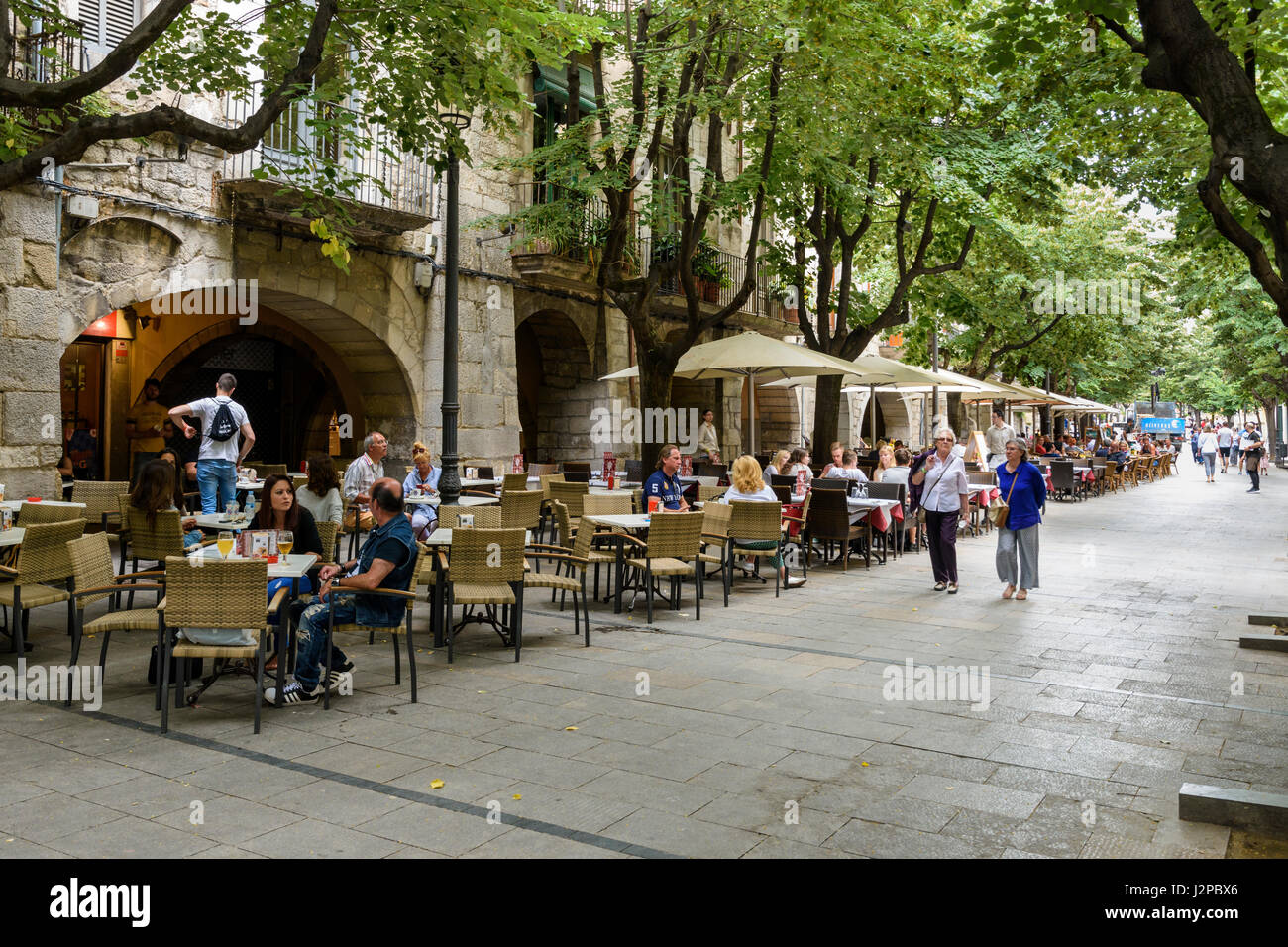 Baum-schattierte Cafés entlang der Rambla De La Llibertat Street in der alten Stadt Girona, Katalonien, Spanien Stockfoto