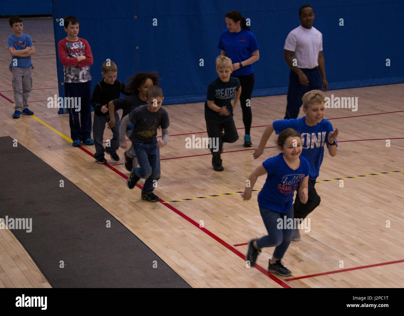 Jugendzentrum Kinder beginnen den laufen Teil ein mock Fitness-Test im Rahmen einer Veranstaltung am McAdoo Fitness Center der Minot Air Force Base, N.D., 17. April 2017. Die mock Fitness-Test bestand aus einer Minute sowohl Liegestütze und Situps sowie Basketballplätze ein paar Runden herumlaufen. (U.S. Air Force Photo/Flieger 1. Klasse Alyssa M. Akers) Stockfoto