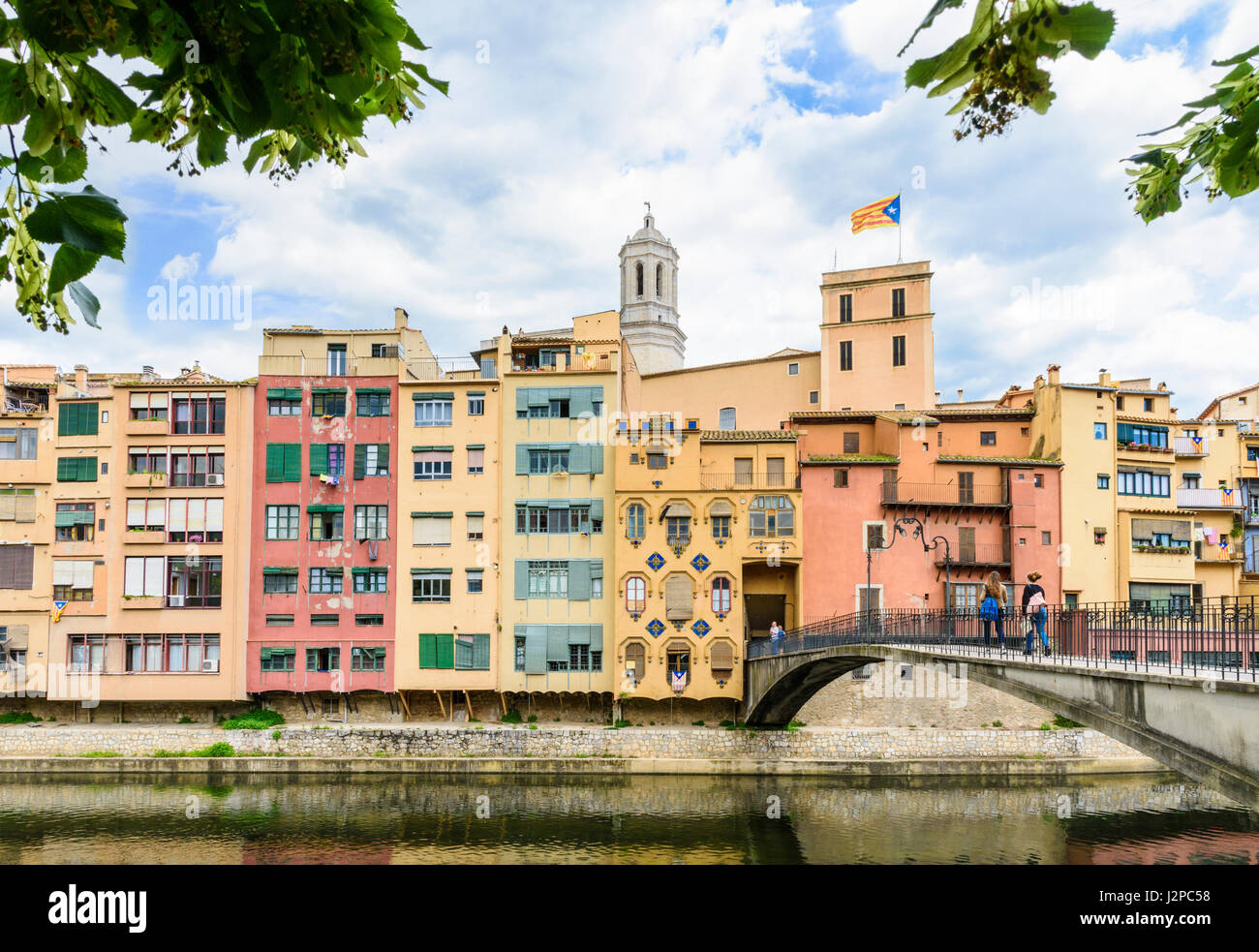 Menschen zu Fuß auf der Pont d ' en Gómez Brücke über den Fluss Onyar mit der Kathedrale Glockenturm überragt die alte Stadt hängenden Häuser, Girona, Spanien Stockfoto