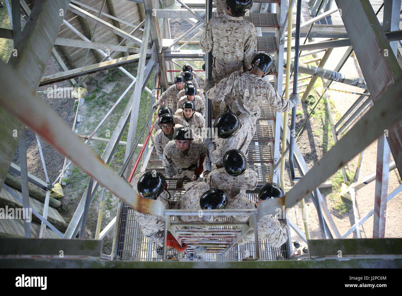 US Marine Corps Rekruten mit Golf Company, 3. Bataillon, rekrutieren Training Regiment Fuß an die Spitze des Turmes Abseilen auf Marine Corps Recruit Depot, Parris Island, 18. April 2017. Der Turm abseilen soll für Rekruten, die Höhenangst zu überwinden. (U.S. Marine Corps Foto von Lance CPL Colby Cooper/freigegeben) Stockfoto