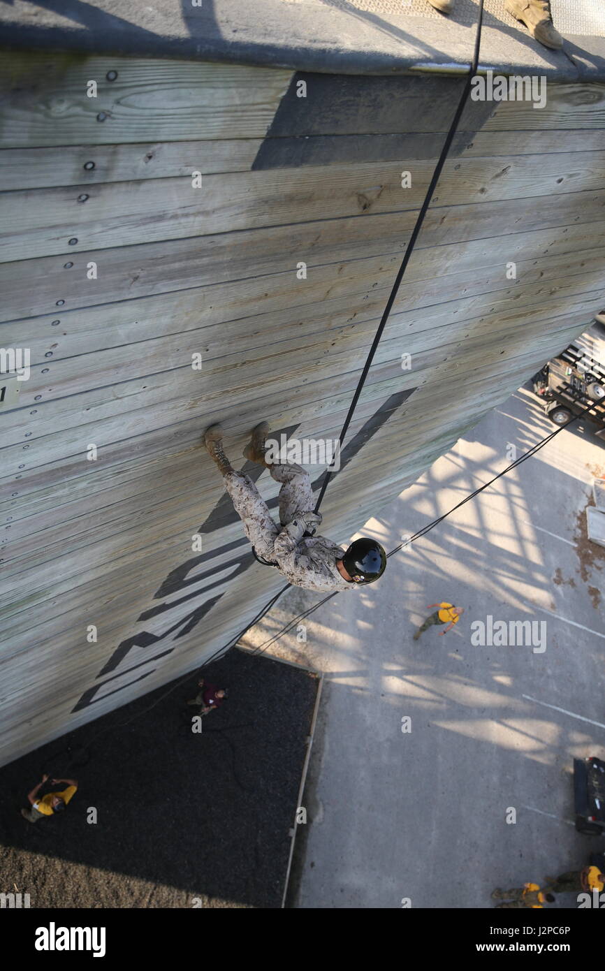 US Marine Corps Rekrut mit Golf Company, 3. Bataillon, rekrutieren Training Regiment, unten Abseilen Abseilen Turm Marine Corps Recruit Depot, Parris Island, 18. April 2017. Der Turm abseilen soll für Rekruten, die Höhenangst zu überwinden. (U.S. Marine Corps Foto von Lance CPL Colby Cooper/freigegeben) Stockfoto