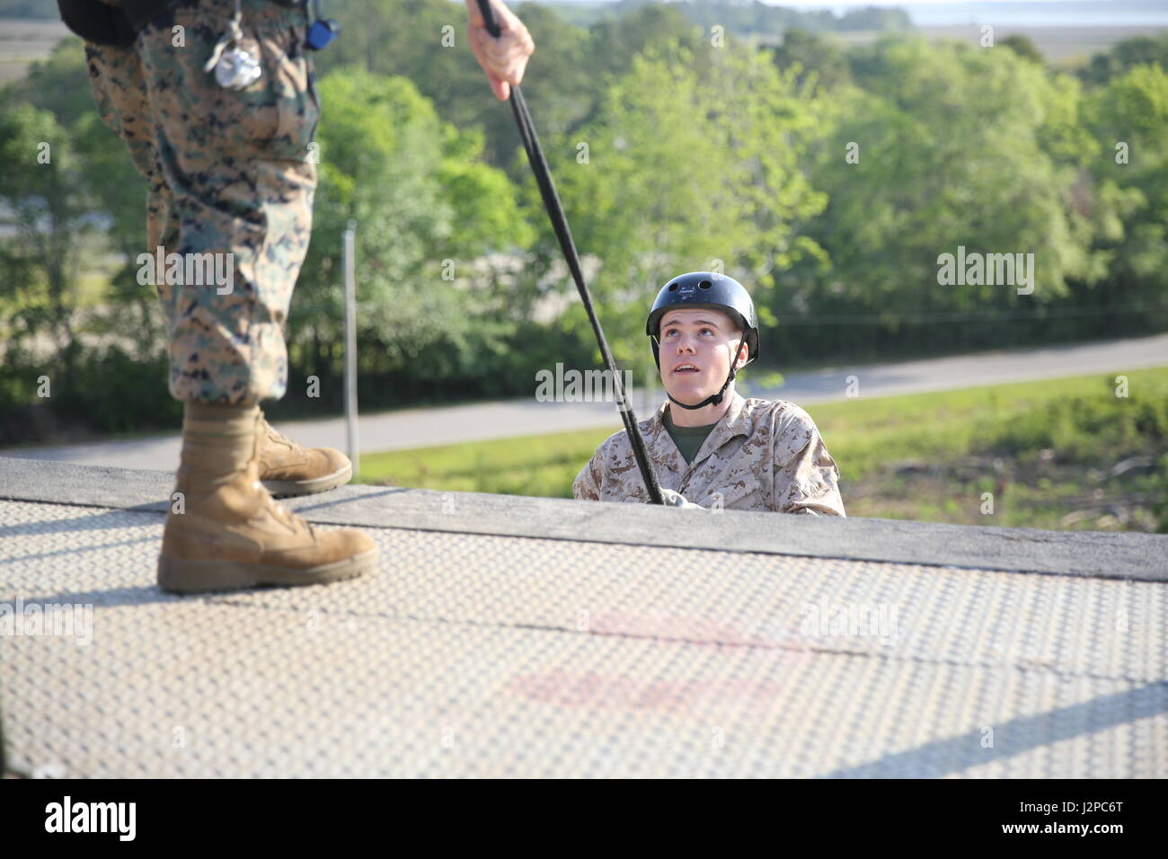 US Marine Corps Rekrut mit Golf Company, 3. Bataillon, rekrutieren Training Regiment, unten Abseilen Abseilen Turm Marine Corps Recruit Depot, Parris Island, 18. April 2017. Der Turm abseilen soll für Rekruten, die Höhenangst zu überwinden. (U.S. Marine Corps Foto von Lance CPL Colby Cooper/freigegeben) Stockfoto