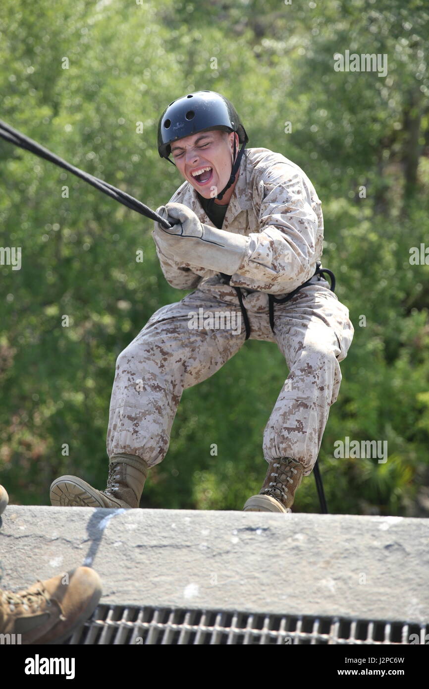 US Marine Corps Rekrut mit Golf Company, 3. Bataillon, rekrutieren Training Regiment, unten Abseilen Abseilen Turm Marine Corps Recruit Depot, Parris Island, 18. April 2017. Der Turm abseilen soll für Rekruten, die Höhenangst zu überwinden. (U.S. Marine Corps Foto von Lance CPL Colby Cooper/freigegeben) Stockfoto