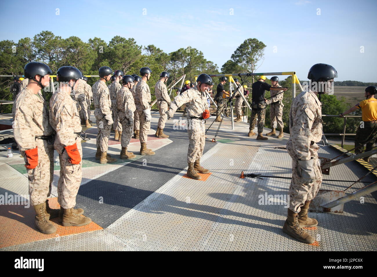 US Marine Corps Rekruten mit Golf Company, 3. Bataillon, rekrutieren Training Regiment, bereiten geistig sich zum Marine Corps Recruit Depot, Parris Island, 18. April 2017 Turm Abseilen Abseilen. Der Turm abseilen soll für Rekruten, die Höhenangst zu überwinden. (U.S. Marine Corps Foto von Lance CPL Colby Cooper/freigegeben) Stockfoto