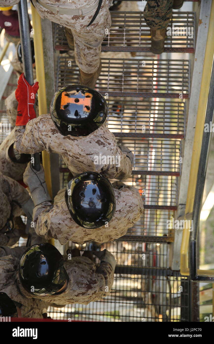 US Marine Corps Rekruten mit Golf Company, 3. Bataillon, rekrutieren Training Regiment Fuß an die Spitze des Turmes Abseilen auf Marine Corps Recruit Depot, Parris Island, 18. April 2017. Der Turm abseilen soll für Rekruten, die Höhenangst zu überwinden. (U.S. Marine Corps Foto von Lance CPL Colby Cooper/freigegeben) Stockfoto