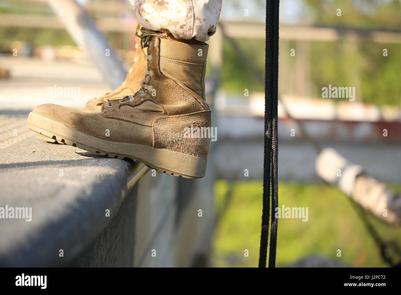 US Marine Corps Rekrut mit Golf Company, 3. Bataillon, rekrutieren Training Regiment, unten Abseilen Abseilen Turm Marine Corps Recruit Depot, Parris Island, 18. April 2017. Der Turm abseilen soll für Rekruten, die Höhenangst zu überwinden. (U.S. Marine Corps Foto von Lance CPL Colby Cooper/freigegeben) Stockfoto