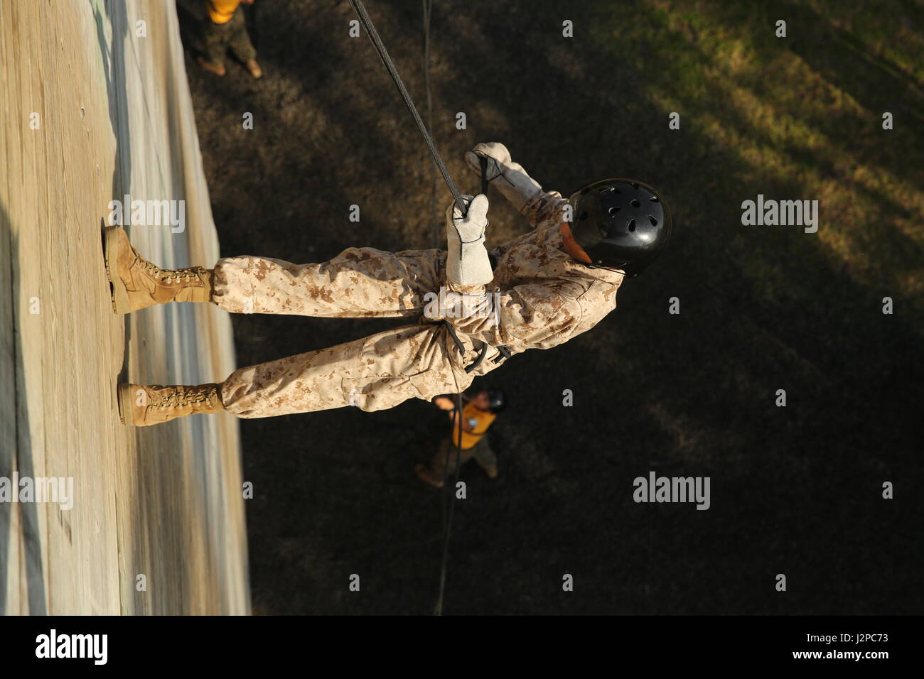 US Marine Corps Rekrut mit Golf Company, 3. Bataillon, rekrutieren Training Regiment, unten Abseilen Abseilen Turm Marine Corps Recruit Depot, Parris Island, 18. April 2017. Der Turm abseilen soll für Rekruten, die Höhenangst zu überwinden. (U.S. Marine Corps Foto von Lance CPL Colby Cooper/freigegeben) Stockfoto