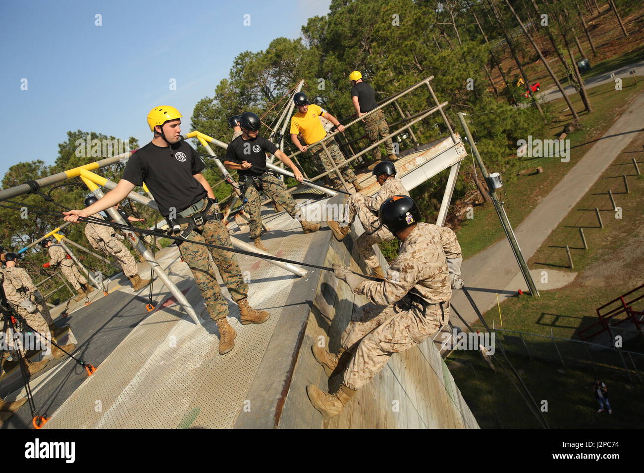 US Marine Corps rekrutiert mit Golf Company, 3. Bataillon, rekrutieren Training Regiment, Marine Corps Recruit Depot, Parris Island, 18. April 2017 Turm Abseilen Abseilen. Der Turm abseilen soll für Rekruten, die Höhenangst zu überwinden. (U.S. Marine Corps Foto von Lance CPL Colby Cooper/freigegeben) Stockfoto