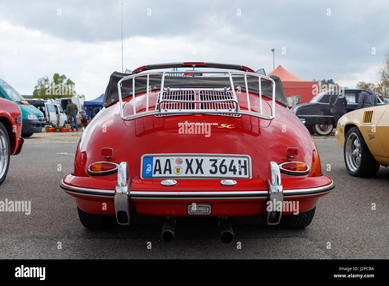 NORDLINGEN, Deutschland - 29. April 2017: Porsche 356 SC Oldtimer Auto auf dem MotoTechnika-Oldtimer-treffen am 29. April 2017 in Nordlingen, Deutschland. Hinten Stockfoto