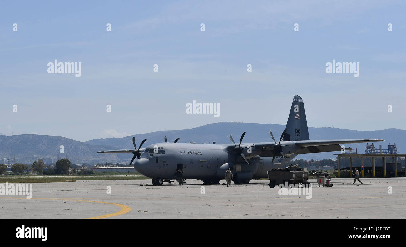 Eine C-130J Super Hercules parkt an der Flightline Elefsis Luftwaffenstützpunkt in Griechenland, 19. April 2017. Ca. 110 Flieger und drei C-130J Super Hercules-Flugzeuge aus der 86th Airlift Wing 37th Airlift Squadron, Ramstein Air Base, Deutschland, teilnehmen an Übung gestohlen Cerberus IV mit der Hellenic Air Force und der US-Armee bis zum 28. April. (Foto: Senior Airman Tryphena Mayhugh US Air Force) Stockfoto