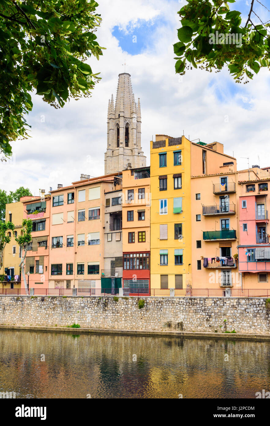 Von Girona bunten Häusern, die Fälle de l'Onyar, entlang dem Fluss Onyar in der alten Stadt Girona, überragt von der Basilika de Sant Feliu, Spanien Stockfoto