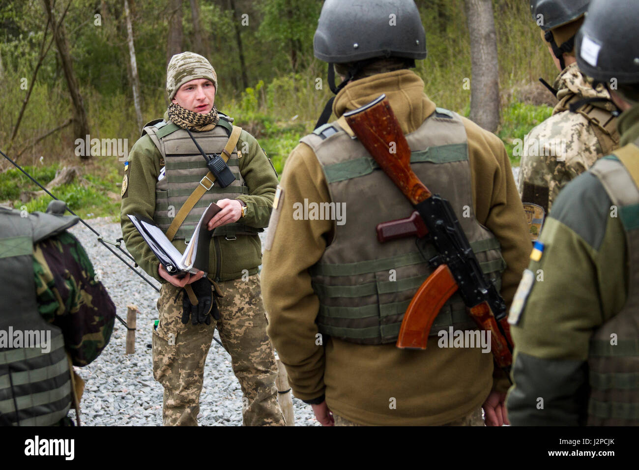 Ein Student in der Yavoriv Combat Training Center Beobachter Controller Trainer Academy Slips Kommilitonen bevor sie eine situativen Übung auf die Yavoriv CTC International Peacekeeping und Security Center, am 20. April beginnen.   OCT-Academy Studenten waren wechselten als Beobachter während des Trainings benotet und gecoacht von ukrainischen und US-Soldaten des Joint Multinational Training Group - Ukraine. JMTG-U Mission soll helfen, die CTC Fähigkeiten und Professionalität innerhalb des ukrainischen Militärs zu bauen. (Foto von Sgt. Anthony Jones, 45. Infanterie Brigade Combat Team) Stockfoto