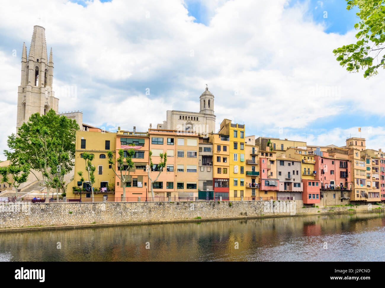 Ufer des Fluss Onyar mit der Basilika de Sant Feliu und Kathedrale Glockenturm überragt die Altstadt hängenden Häuser von Girona, Katalonien, Spanien Stockfoto