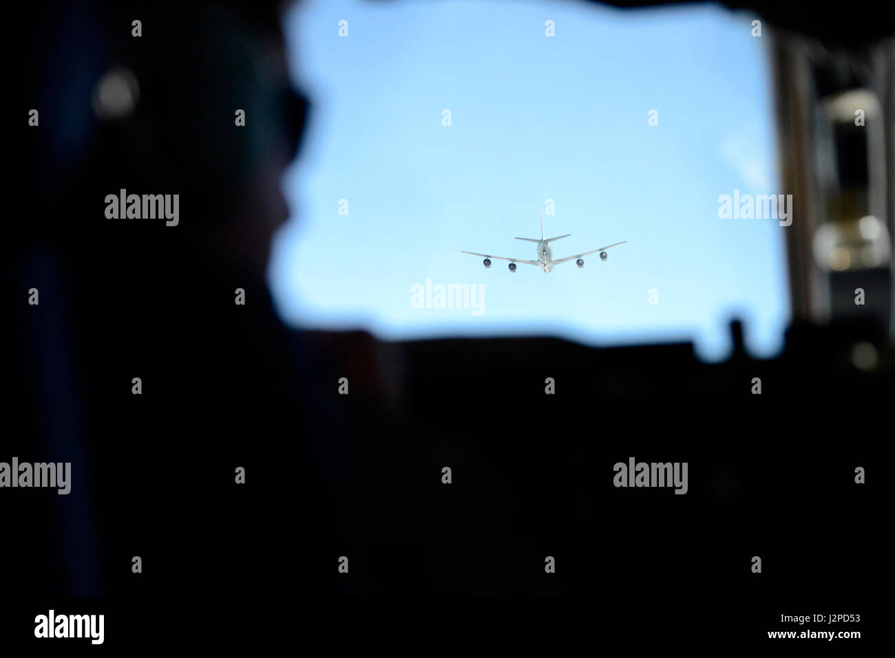 Eine KC-135R Stratotanker, zugeordnet der 141. Air Refueling Squadron, 108. Wing, New Jersey Air National Guard, kommt in den Blick zur Vorbereitung in Luftbetankung von einer c-17 Globemaster III basiert auf der 105. Airlift Wing, Stewart Air National Guard Base, New York 20. April 2017. Die c-17 bietet globale Reichweite durch während des Fluges Betankung Fähigkeit. (Foto: U.S. Air Force Master Sgt. Sara A. Pastorello) Stockfoto