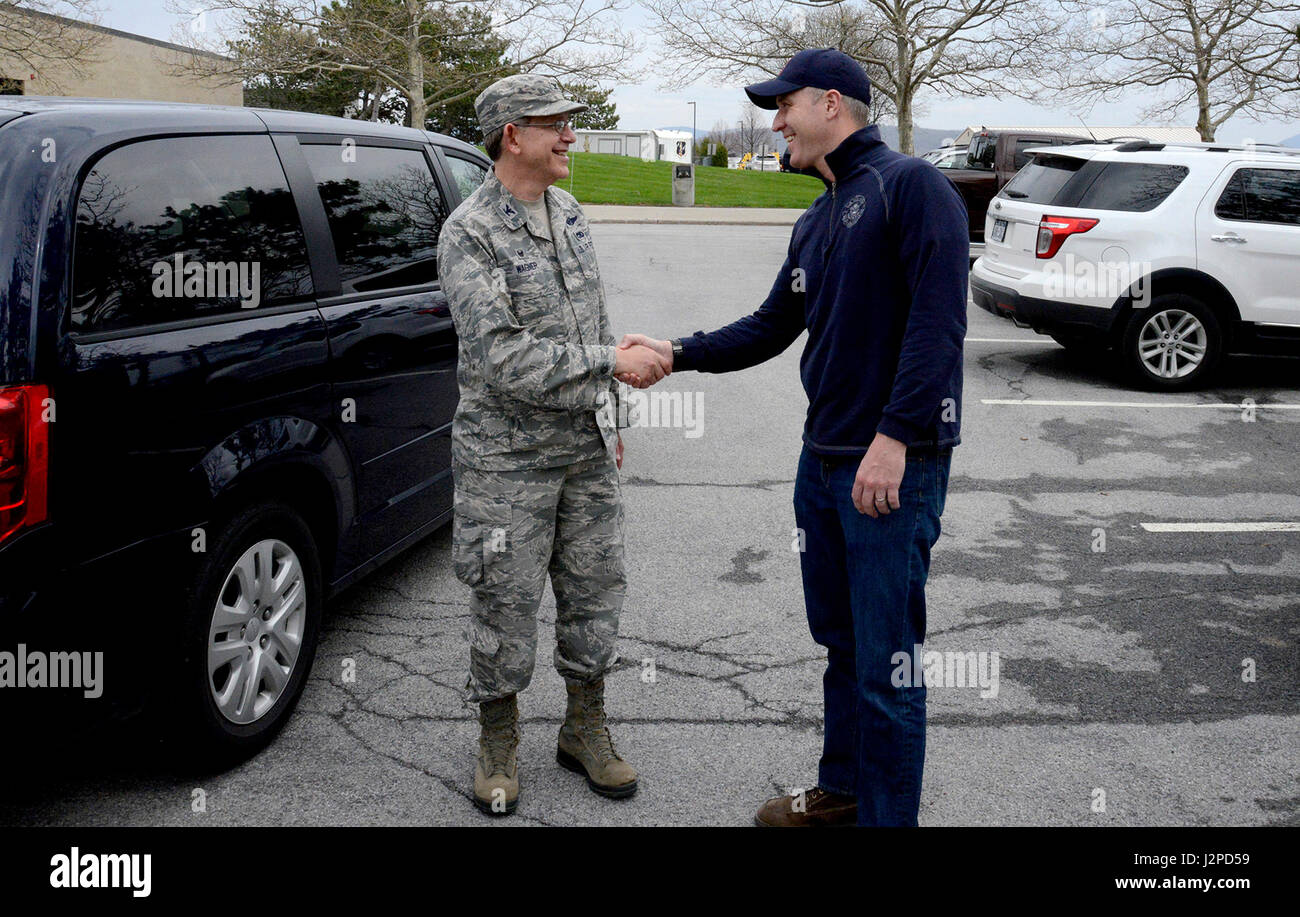 US-Abgeordneter Sean Patrick Maloney schüttelt Hände mit Oberst Howard N. Wagner nach der Besichtigung der Einrichtungen im Stewart Air National Guard Base, New York, 20. April 2017. Maloney besuchte Stewart ANGB, Förderung der Arbeitgeber Unterstützung für die Wache und Reserve der Behauptung Brief zu unterzeichnen. (Foto: U.S. Air Force Master Sgt. Sara A. Pastorello) Stockfoto