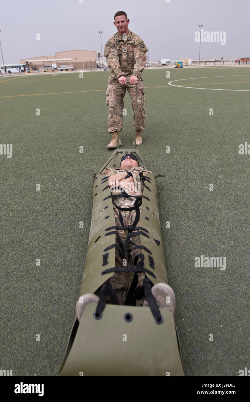 SPC. James Braid, mit der 978th Composite Supply Company, veranschaulicht die Verwendung der Skedco ziehen Technik während einer Bekämpfung Life Saver (CLS) im Camp Arifjan, Kuwait, 21. April 2017. (Foto: U.S. Army Staff Sgt. Dalton Smith) Stockfoto