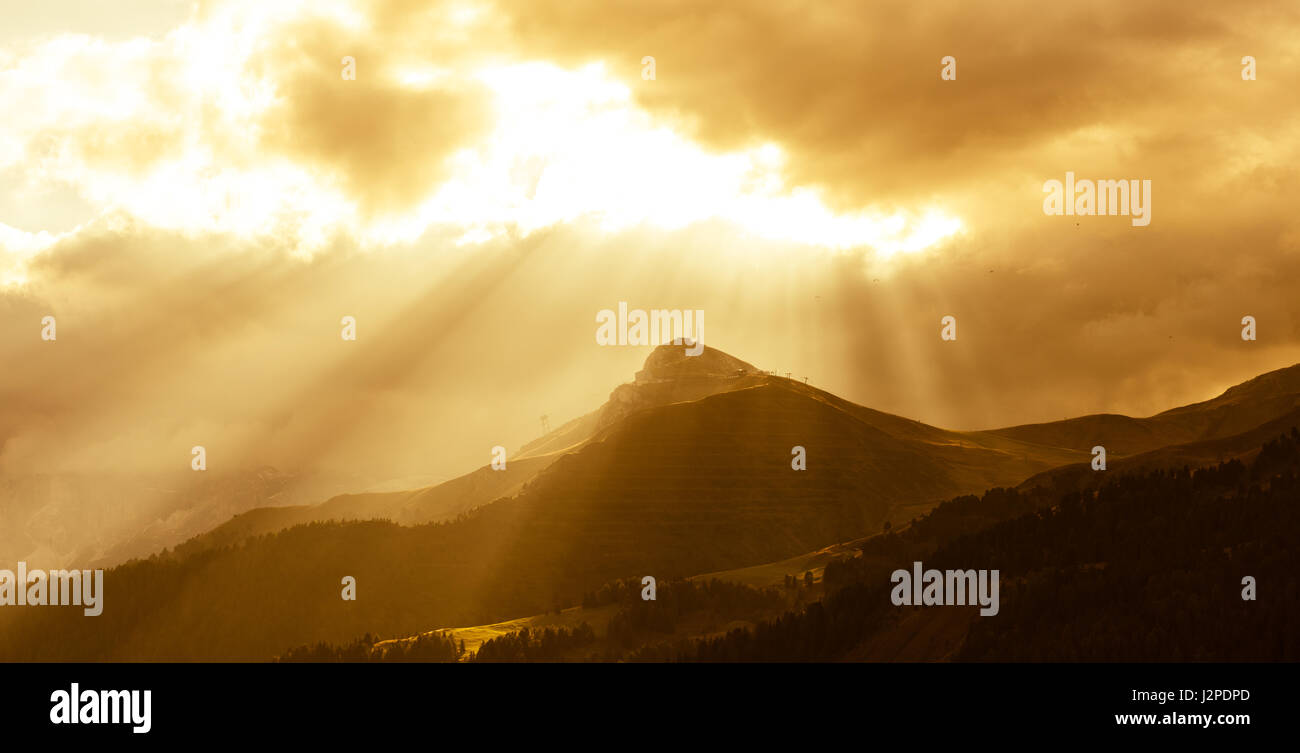 Sunrise-Silhouetten der Alpen Berg und Sonnenlicht Stockfoto