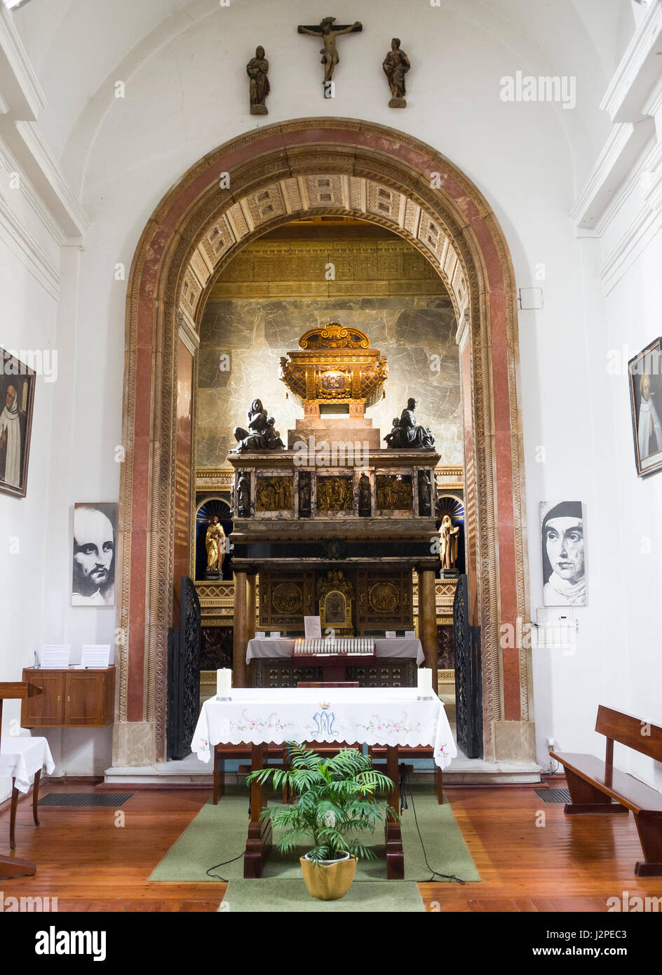 Sepulcro De San Juan De La Cruz En El Convento De Los Descalzos Carmelitas Segovia Kastilien Leon Espana Stockfotografie Alamy