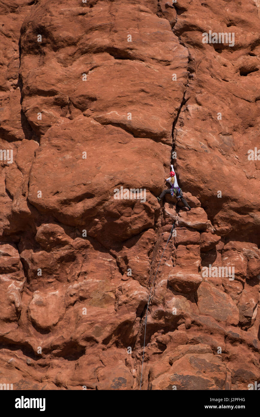 Frau Felsen Kletterer im Arches-Nationalpark, Utah Stockfoto